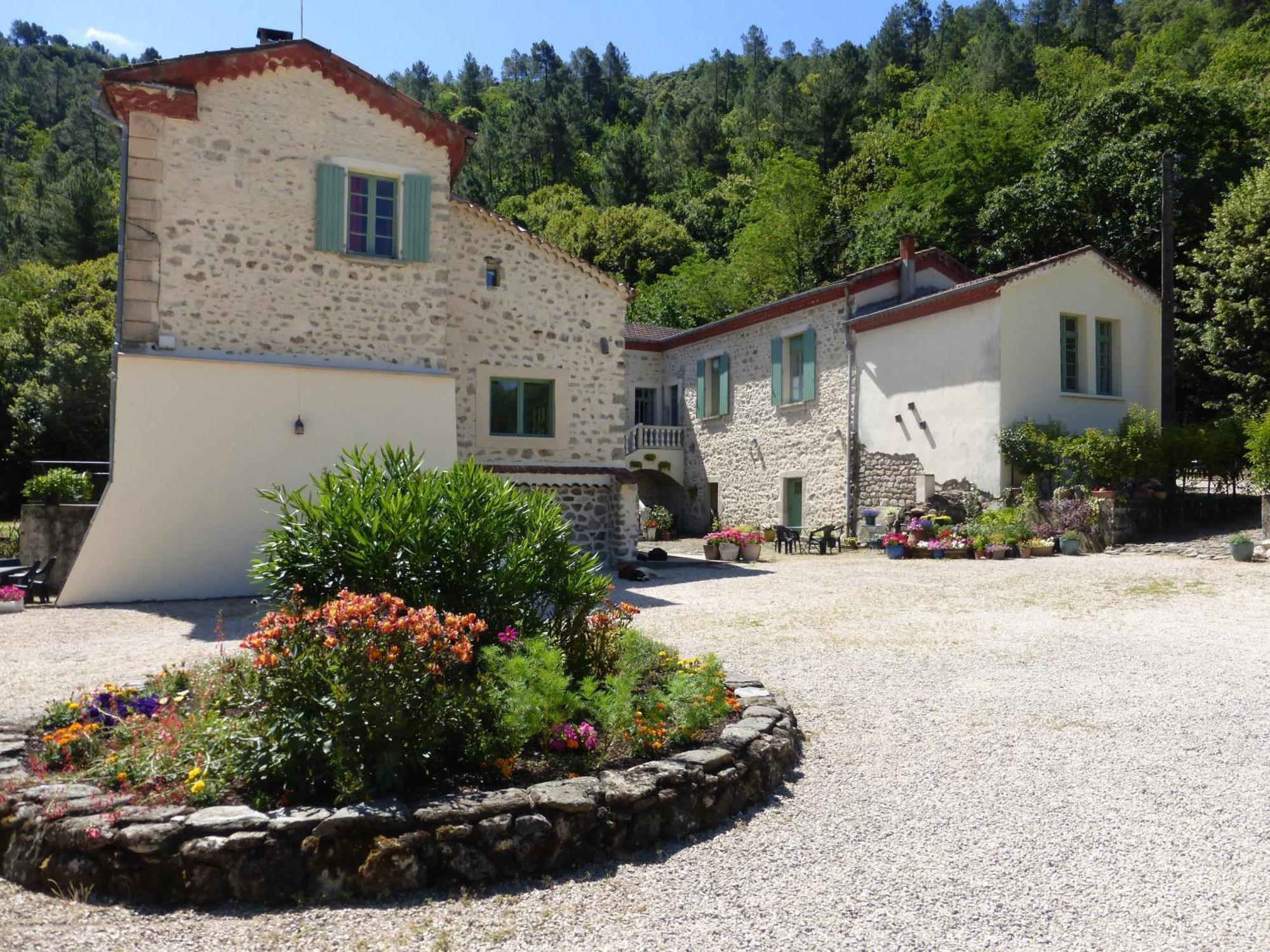Chateau Du Fraissinet, 6 Gites Sleeping 2-8 Guests, Pool And River On Site La Tronche  Exterior photo