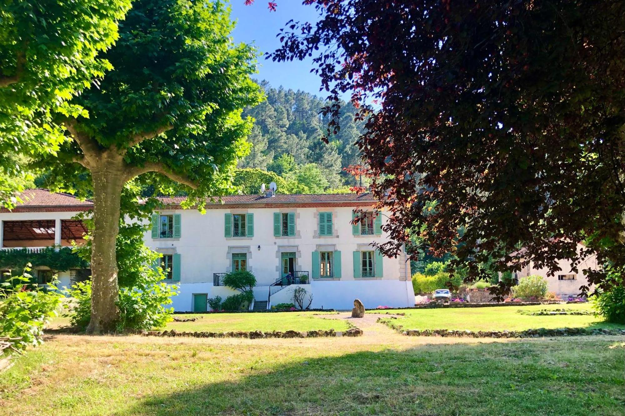 Chateau Du Fraissinet, 6 Gites Sleeping 2-8 Guests, Pool And River On Site La Tronche  Exterior photo